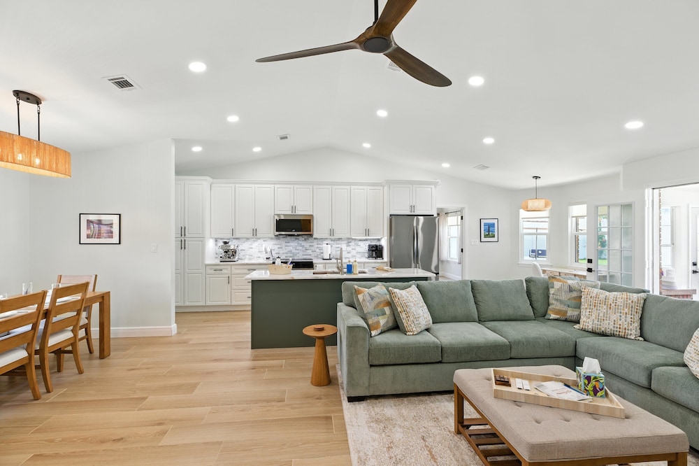 Sunny 3BR w/Hot Tub & Game Room Home