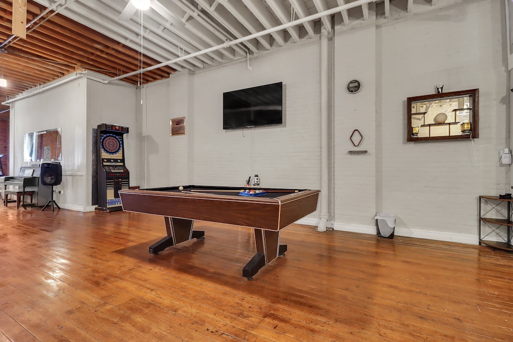 Huge 'man Cave' 2 Mins From Downtown Detroit 1 Bedroom Apts