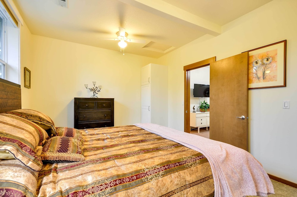 Dog-friendly Milwaukie Home: 9 Mi to Dtwn Portland view 4