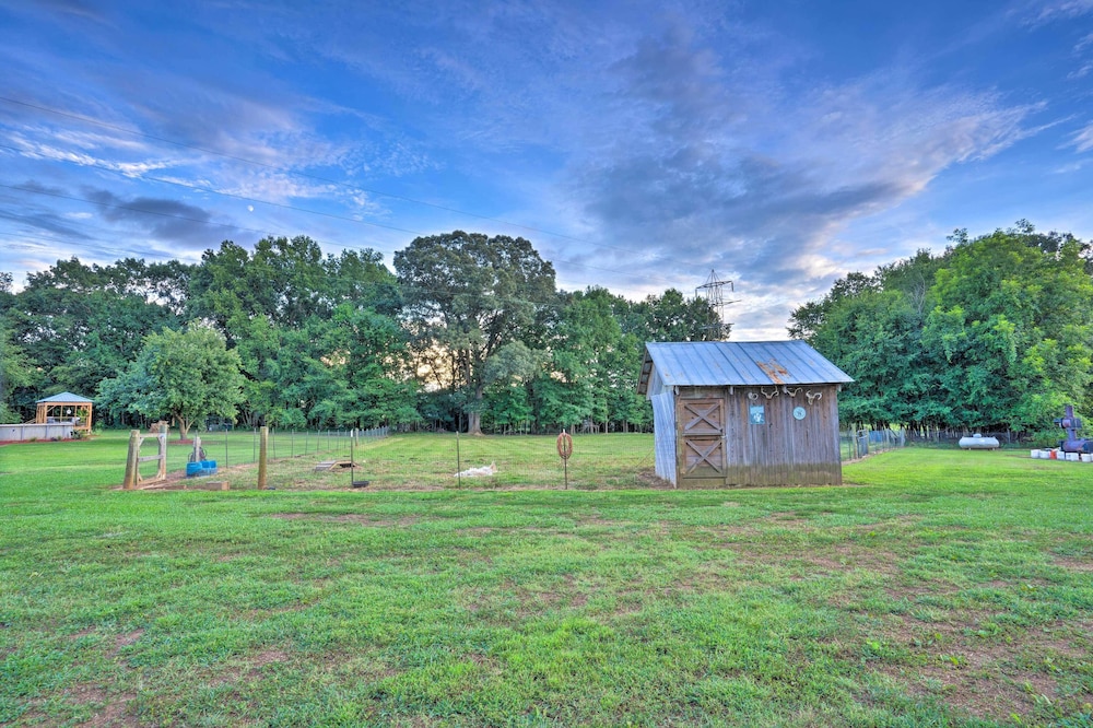 Country-chic Studio w/ Pool  Stable Access! - Property Image 1