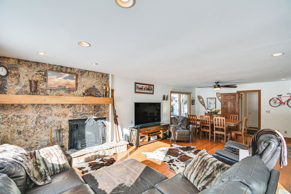 Mtn-view Patio & Hot Tub: Home in Avon