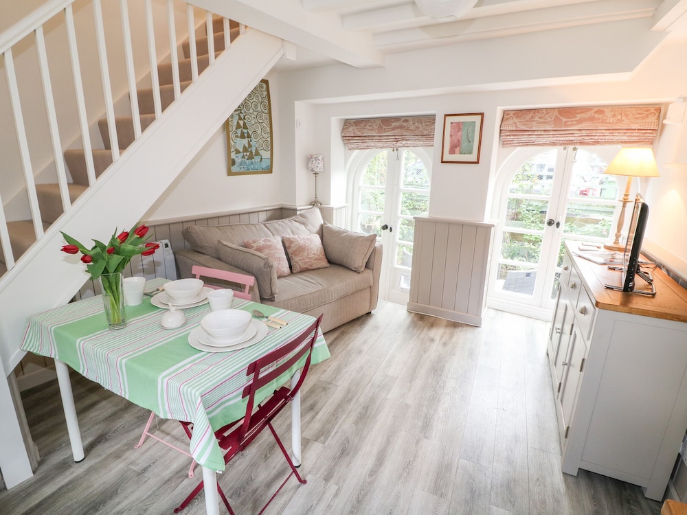 1 Manor Cottage