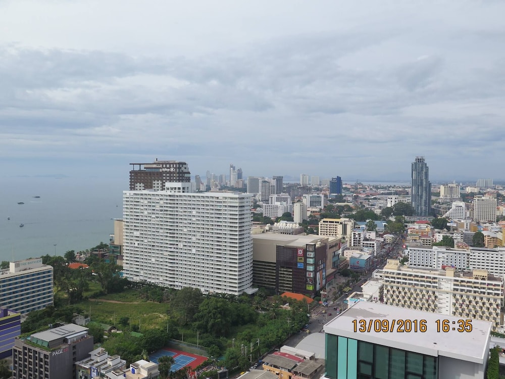 The Base Central Pattaya - 1 bdr Condo With Pool