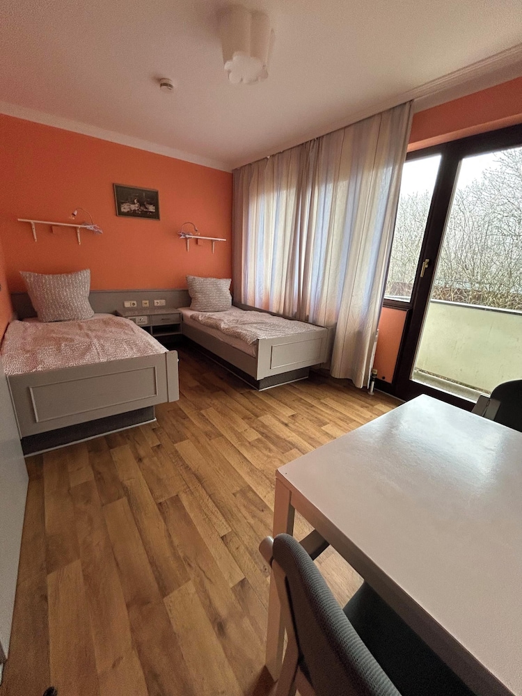 2-Rent Group Hostel Rooms AUB162