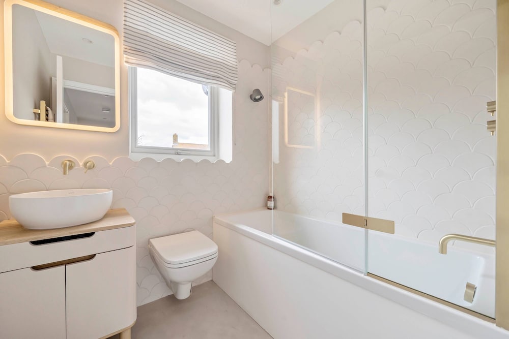 Chic Coastal Retreat - 5-min Stroll to Beach