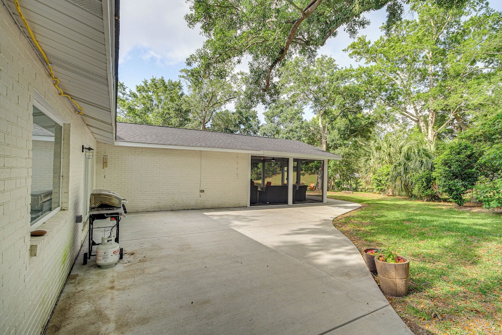 Waterfront Ocean Springs Retreat: Lanai & Hot Tub!