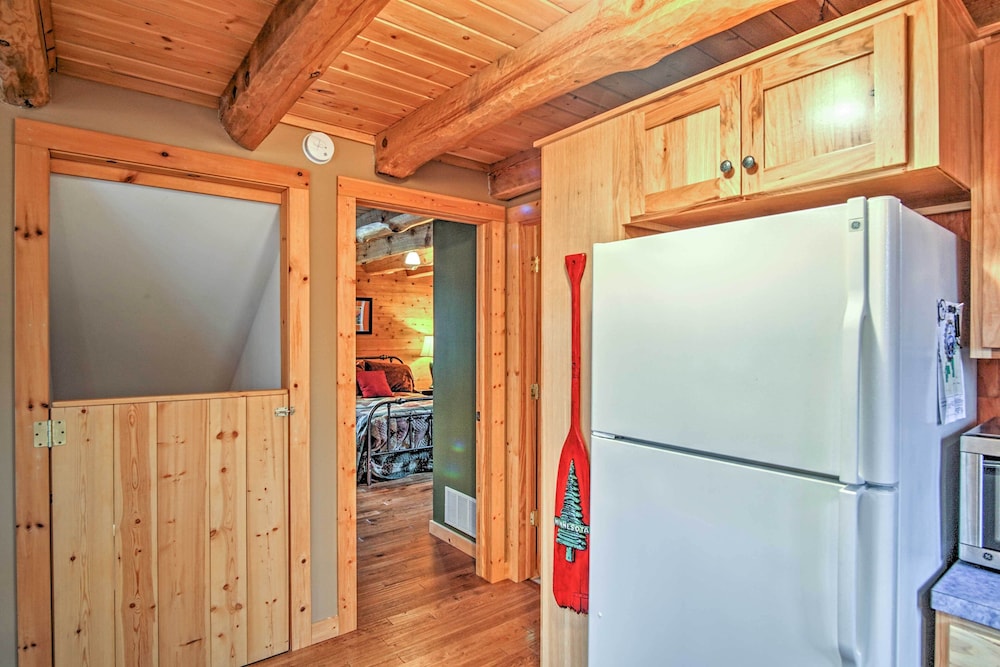 Remote Pentwater Cabin in the Woods: 5 Mi to Dtwn