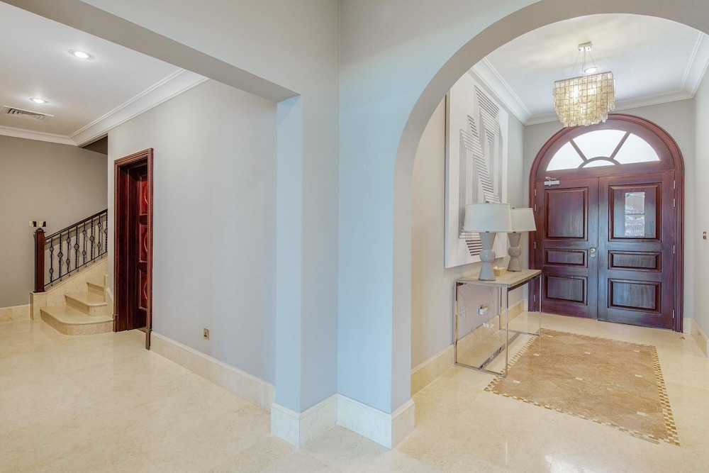 Palm Jumeirah Beach Front XL Villa w Prvt Pool