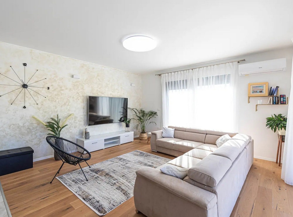 Luxurious Sanctuary Villa Primorski Dolac With Pool