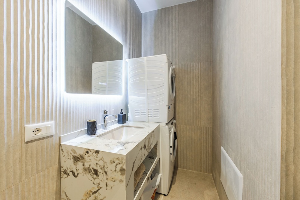 Marina Jacuzzi Suites 2 by  PS
