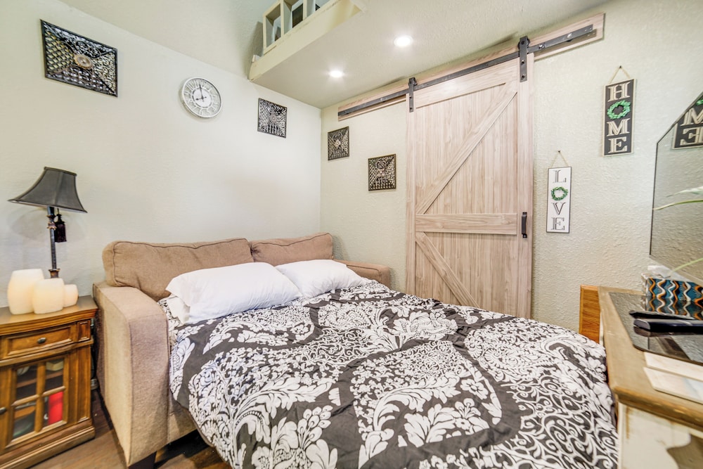 Cozy Tiny Home: 1 Mi to The Village at Meridian, photo 15
