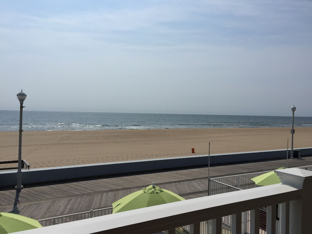 Fish Tales Boardwalk Inn