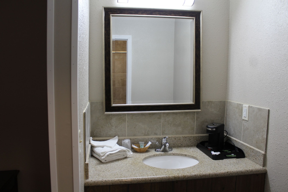 Rolla Vacations - Regency Inn - Property Image 9