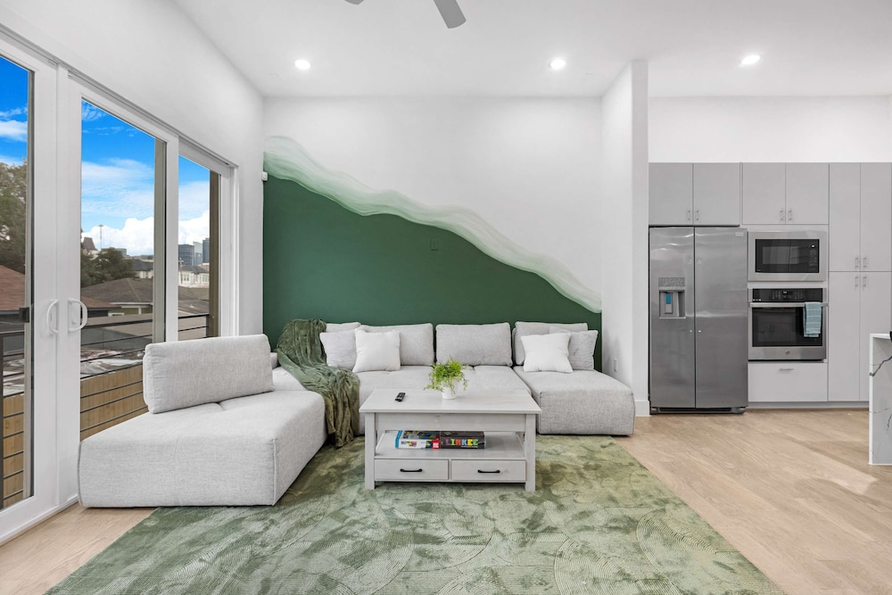 Houston 6 Bedroom Home