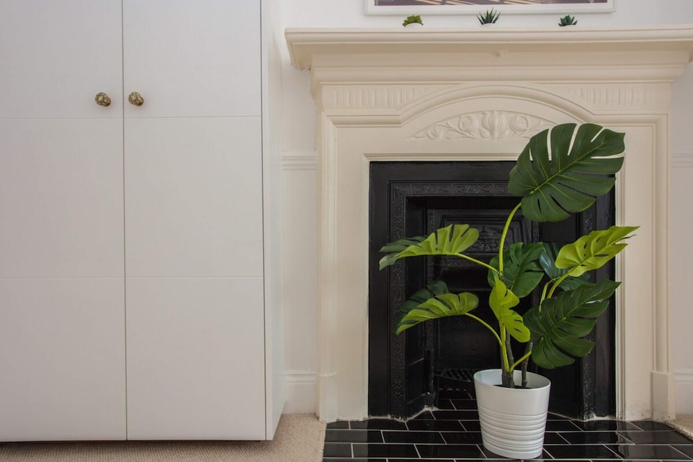 Stylish & Modern 3 Bed Flat in NW London With Garden