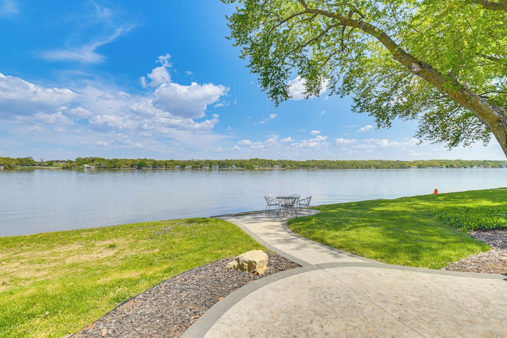 Steps to Mississippi River: Hot Tub Haven!