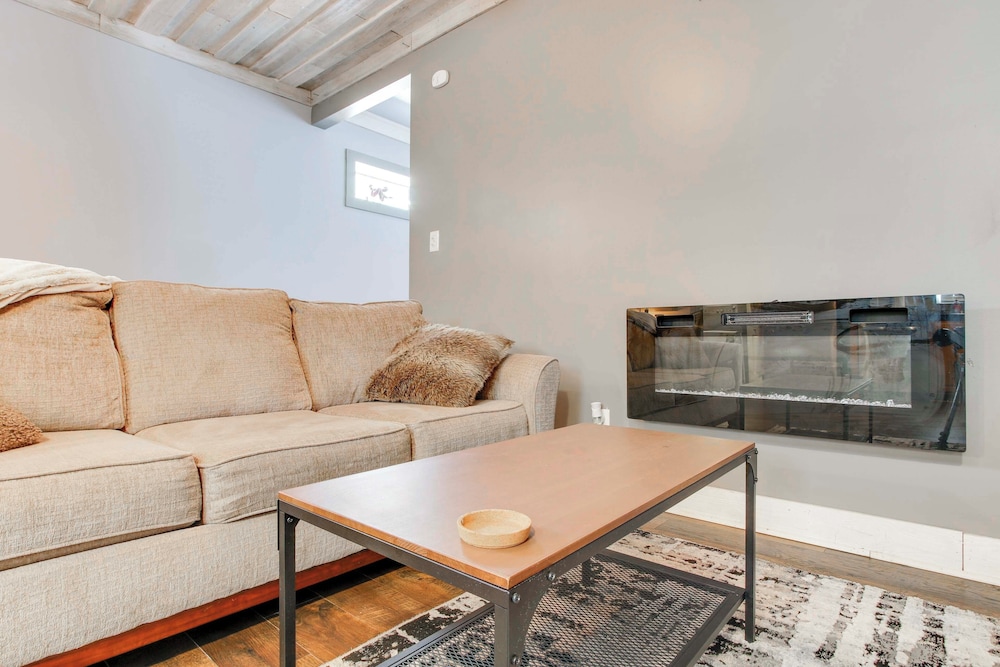 2 Mi to Self Regional MC: Updated Apartment