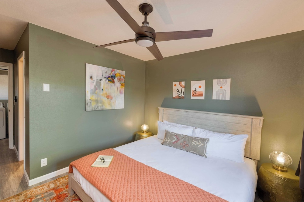 Mid-century Gem w/ Views, Hot Tub & Sunroom Lounge Red Rock Haven by Avantstay