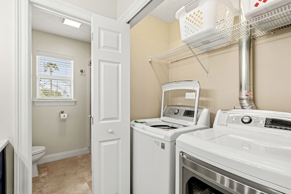 Escape to Sand Dollar Holler: Coastal Retreat, 3 Beds, 2.5 Baths, Sleeps 10!