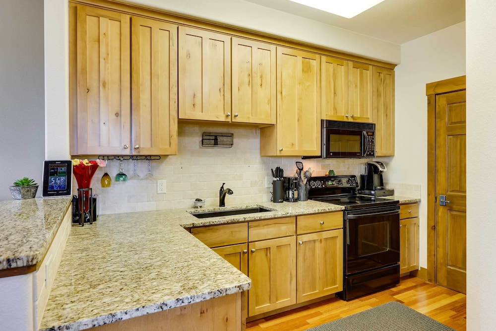 Ski-in/ski-out Granby Ranch Condo w/ Fireplace! view 4