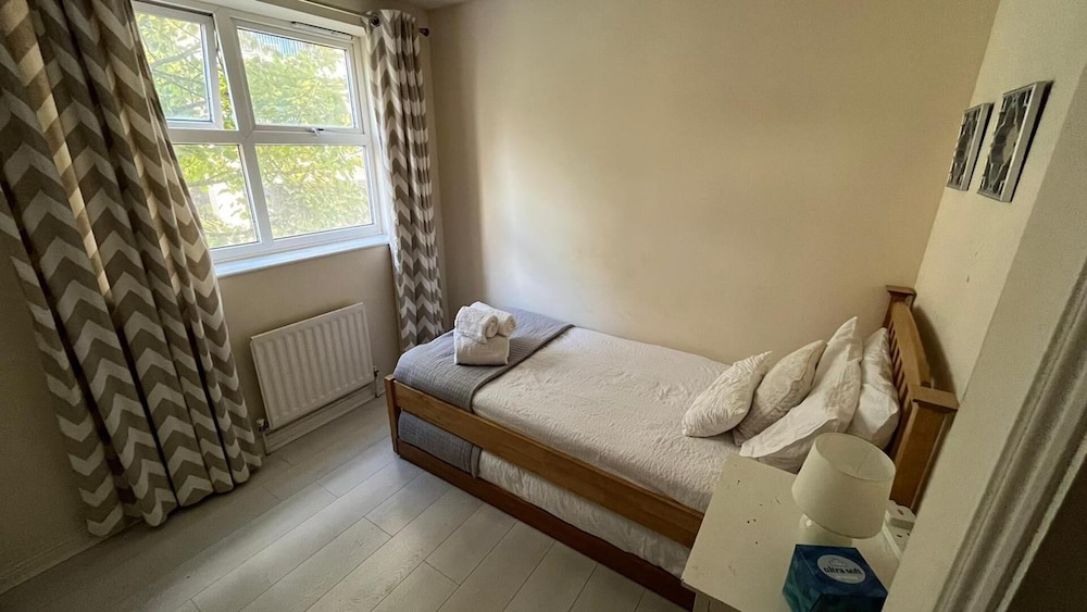 Stunning 3-bed Apartment in Croydon view 3