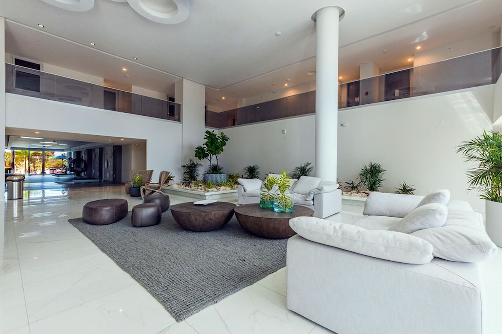 Beachfront Luxury NEW 3br2 5BA Condo Eagle Beach