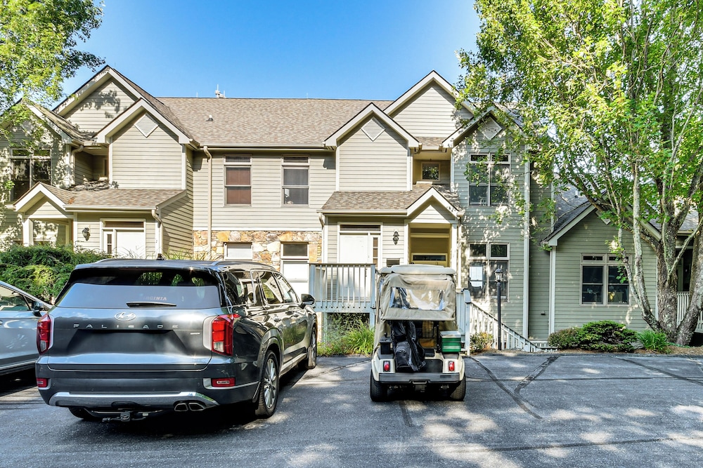 Condo w/ Private Balcony 6 Mi to Pisgah NF!