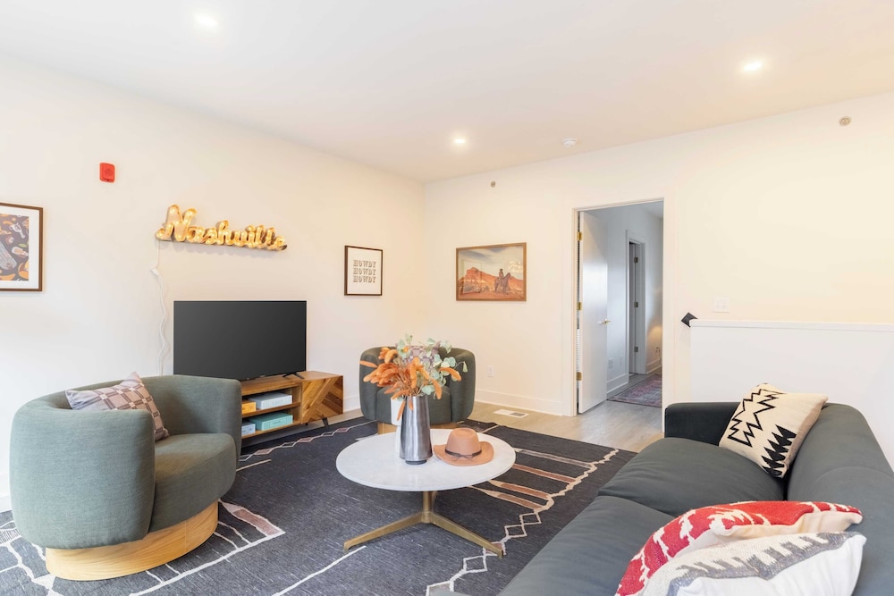 Sleeps 28 2 Units Near DT Nashville Outrider by Avantstay