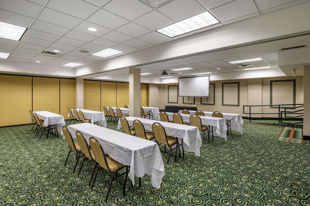Three Bears Waterpark Resort Near Tomah, Ascend Collection Hotel