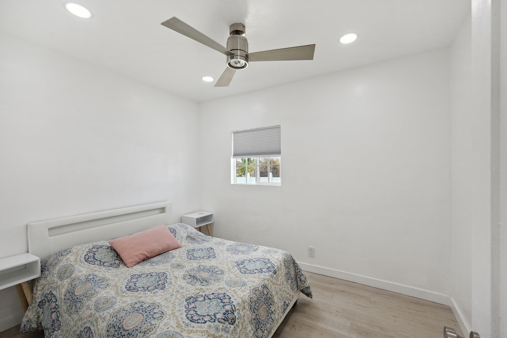 Fancy & Modern 3 Bedroom House With Private Yard, Gate 3 Home by Redawning view 2