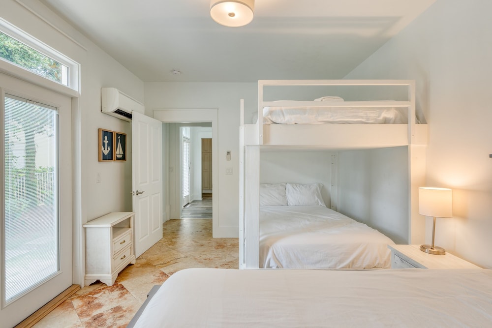 Destin Dream by Avantstay 2-story Home Walk to Beach Hot Tub Golf Cart