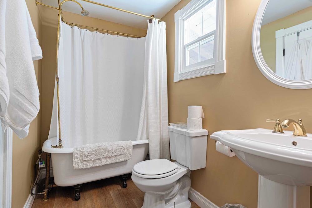 Victorian Manor In Paso Robles Wine Country + Pool, Hot Tub, Firepit, Tennis Court Sleeps 28