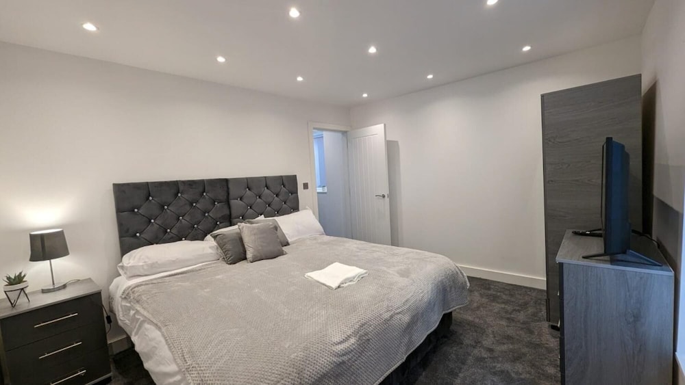 Lovely Modernist 4 Bed House view 2