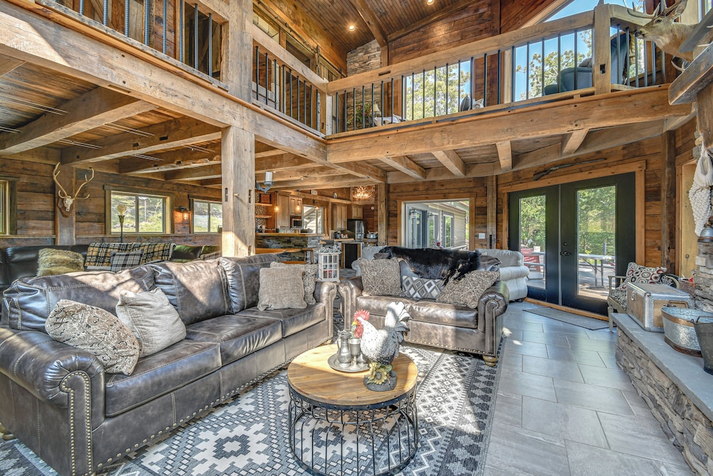Luxe Cabin Compound 4 Mi to Cameron State Forest!
