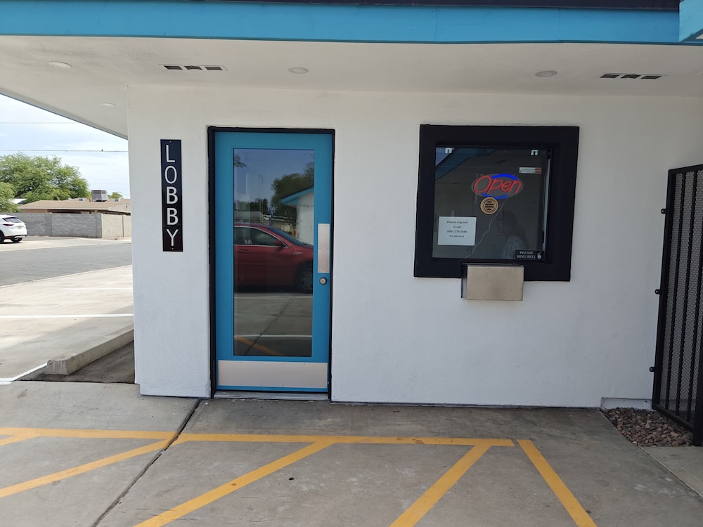 Casa Blanca Inn and Suites