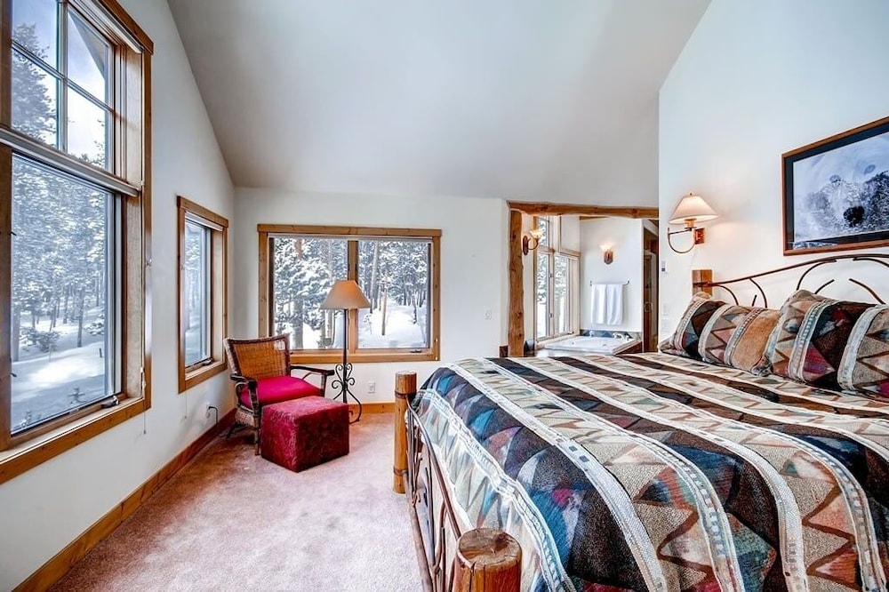 Dunkin Hill Lodge 5 Bedroom Home by RedAwning