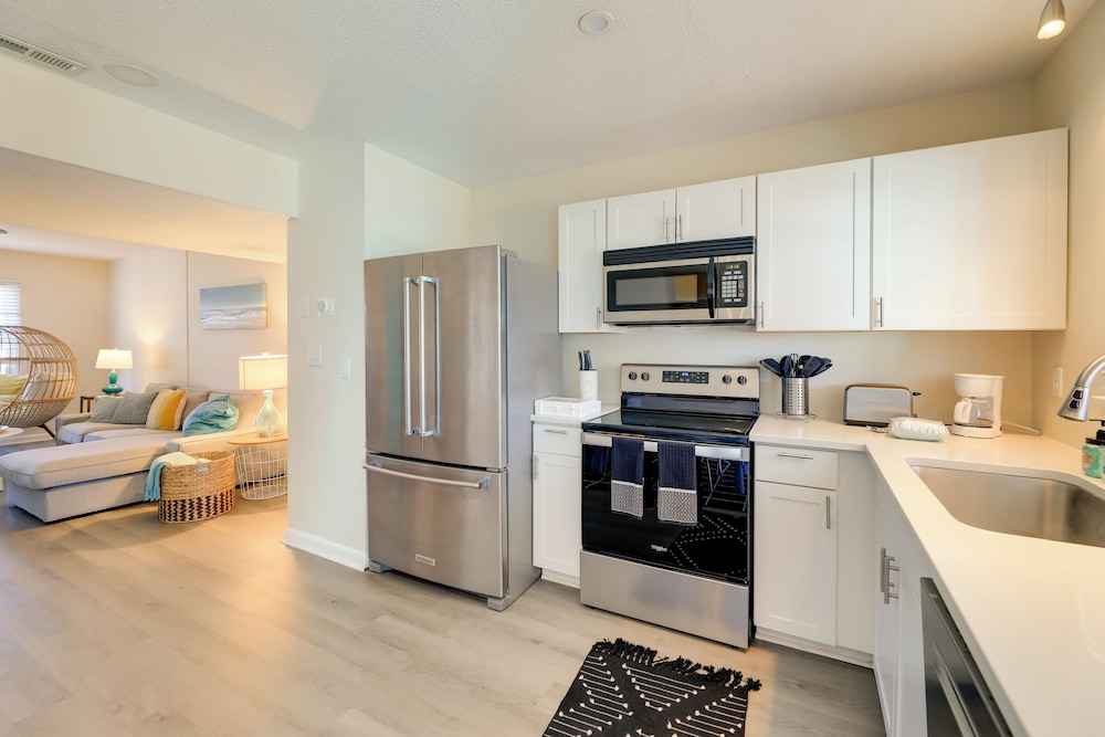 1/2 Mi to Atlantic Beach: Townhome w/ Balcony!