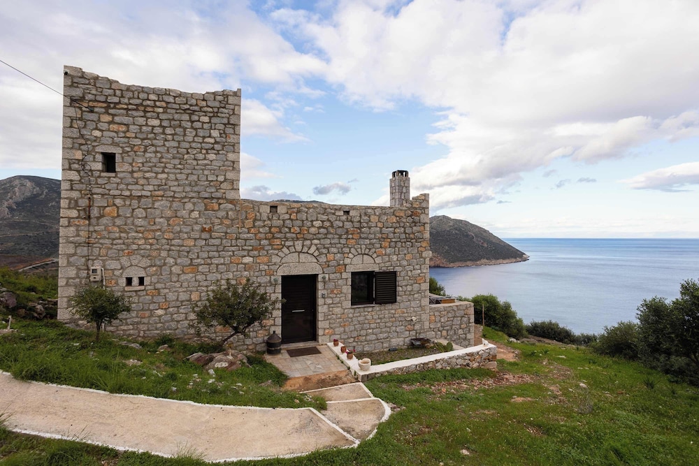 Taenarioum Antico - Mani Stone Tower With Sea View