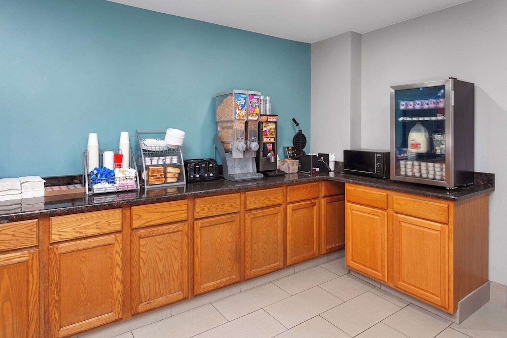 Super 8 by Wyndham McHenry/Fox Lake Area - Property Image 6