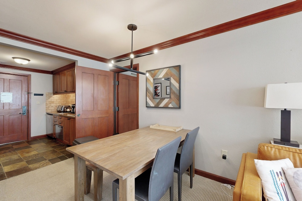 2BR Resort Condo Ski-in/ski-out, Pool, Hot Tub