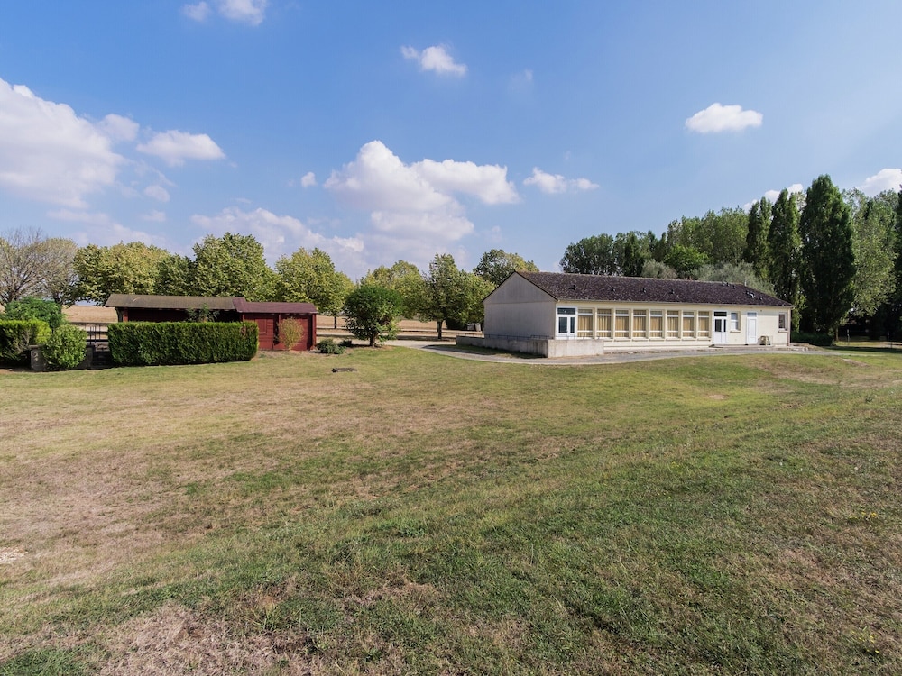 Farmhouse in Giroux Near Forest & Lake