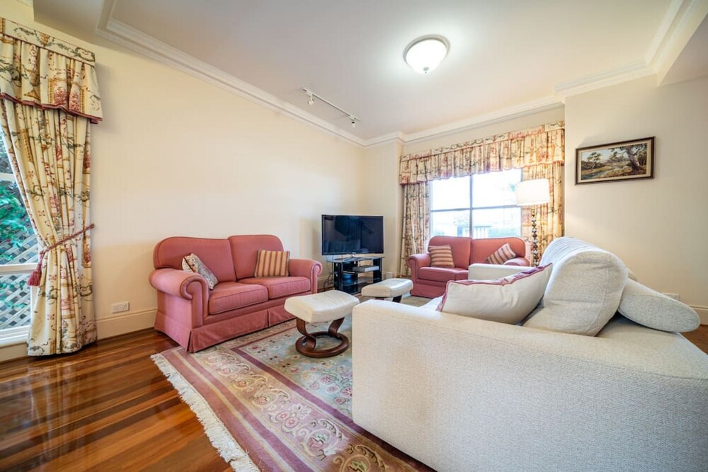 Glenelg Beach Stylish 2 Story Townhouse Sea View