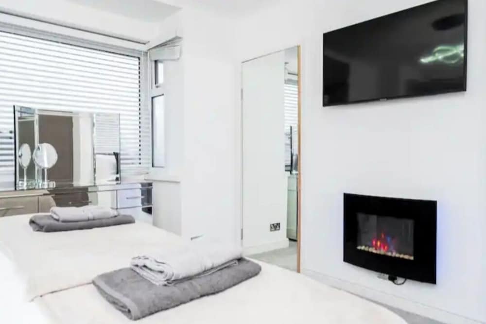 Private Gated Modern Home in Southampton - Estwood view 4