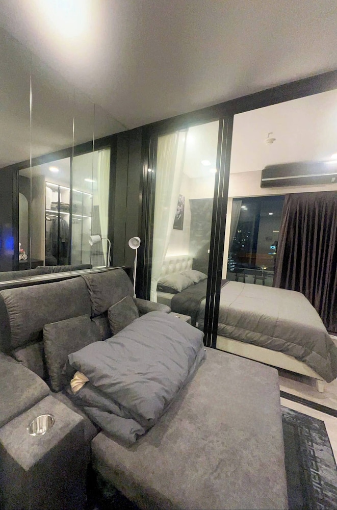 12th Floor Cozy Studio Room, 5-10 Mins Walk to Iconsiam and BTS