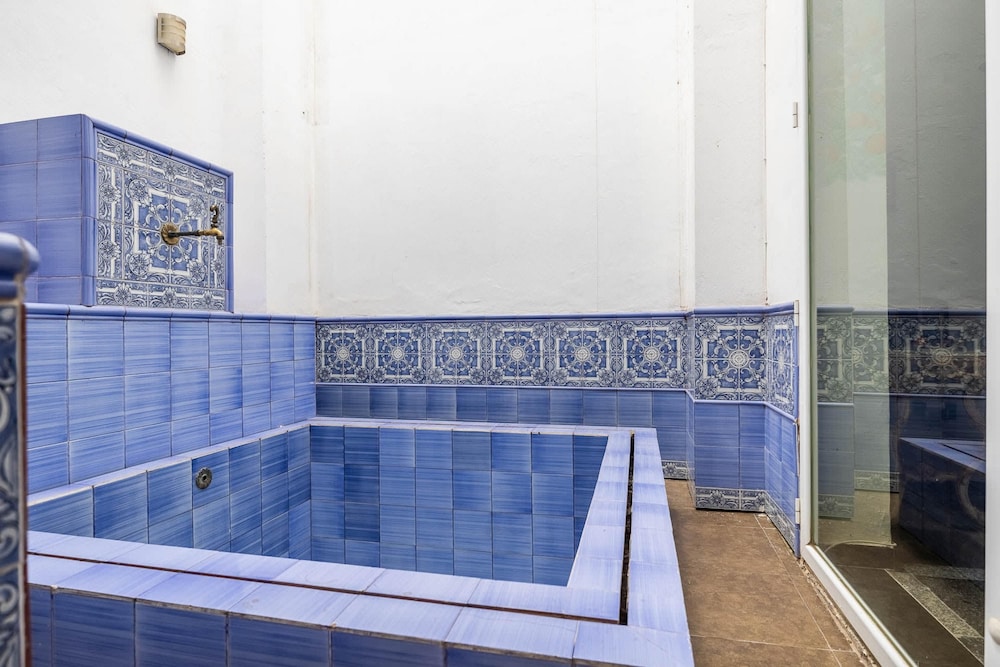 Cheerful 6 Bedroom House in Seville With Terraces