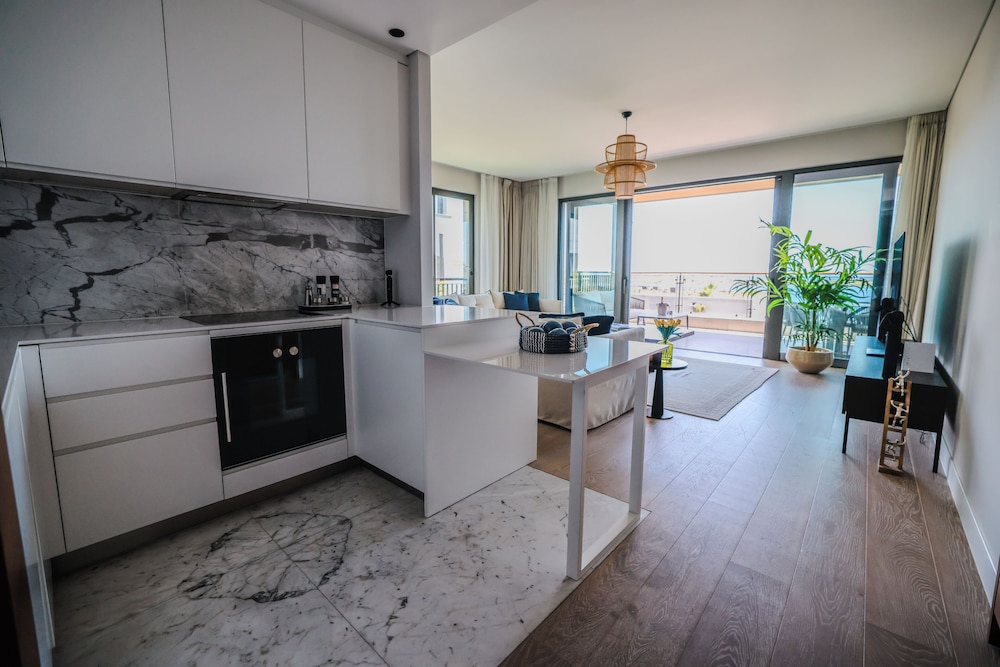 1-Bedroom Seafront Flat with Hotel Amenities