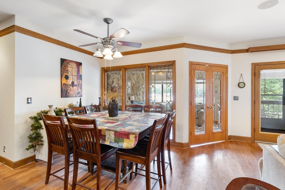 Stunning Lake Views, Pools, Wildlife, Pet-friendly