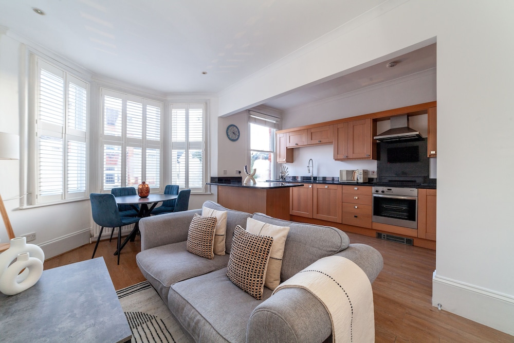London Vacations - The Richmond Apartments - Property Image 1