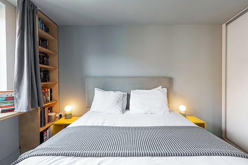 Bermondsey Bliss: Views, Comfort, and City Access!