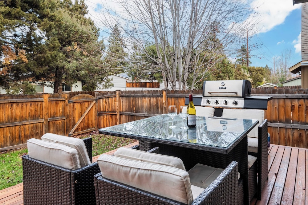 Old Mill Getaway by Avantstay Private Backyard w/ Hot Tub